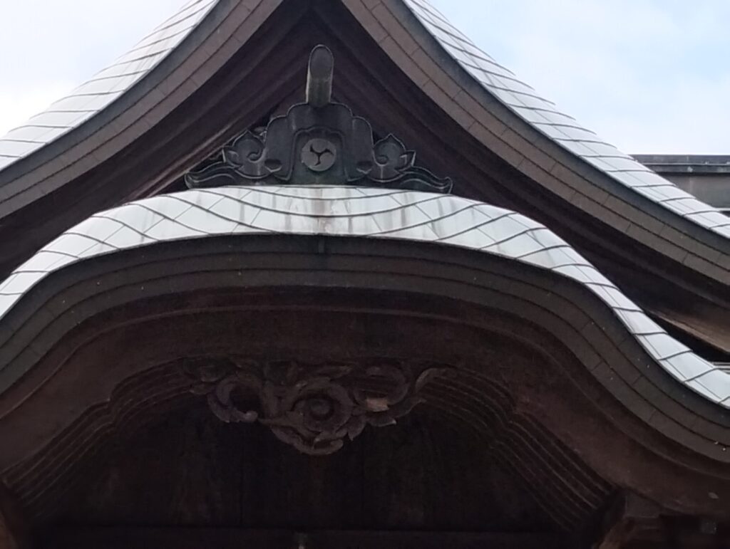 石岡神社　右三つ巴紋