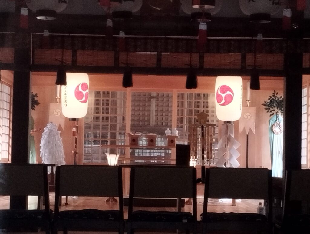 石岡神社　右三つ巴紋