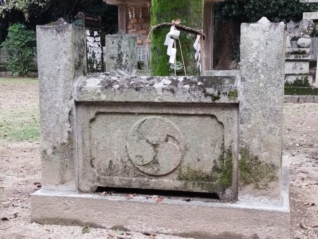 石岡神社　右三つ巴紋
