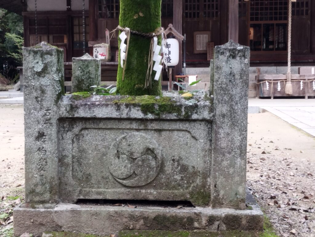 石岡神社　右三つ巴紋