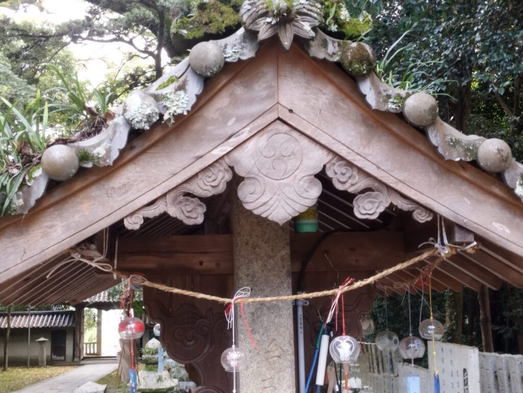石岡神社　右三つ巴紋