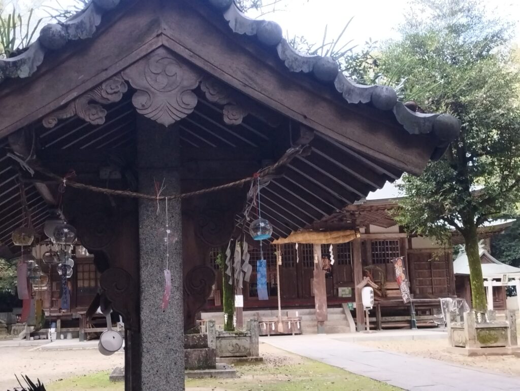 石岡神社　右三つ巴紋