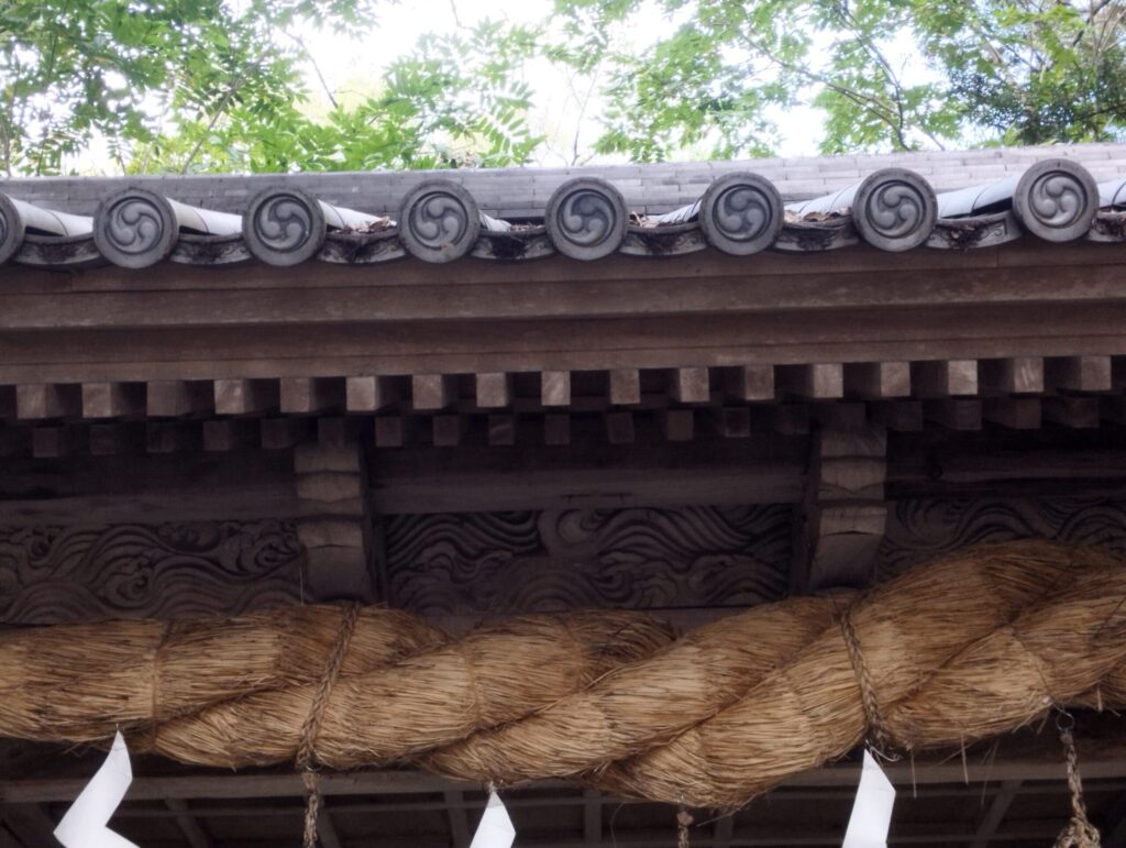 石岡神社　右三つ巴紋