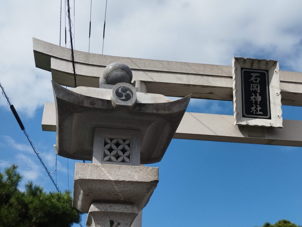 石岡神社　右三つ巴紋