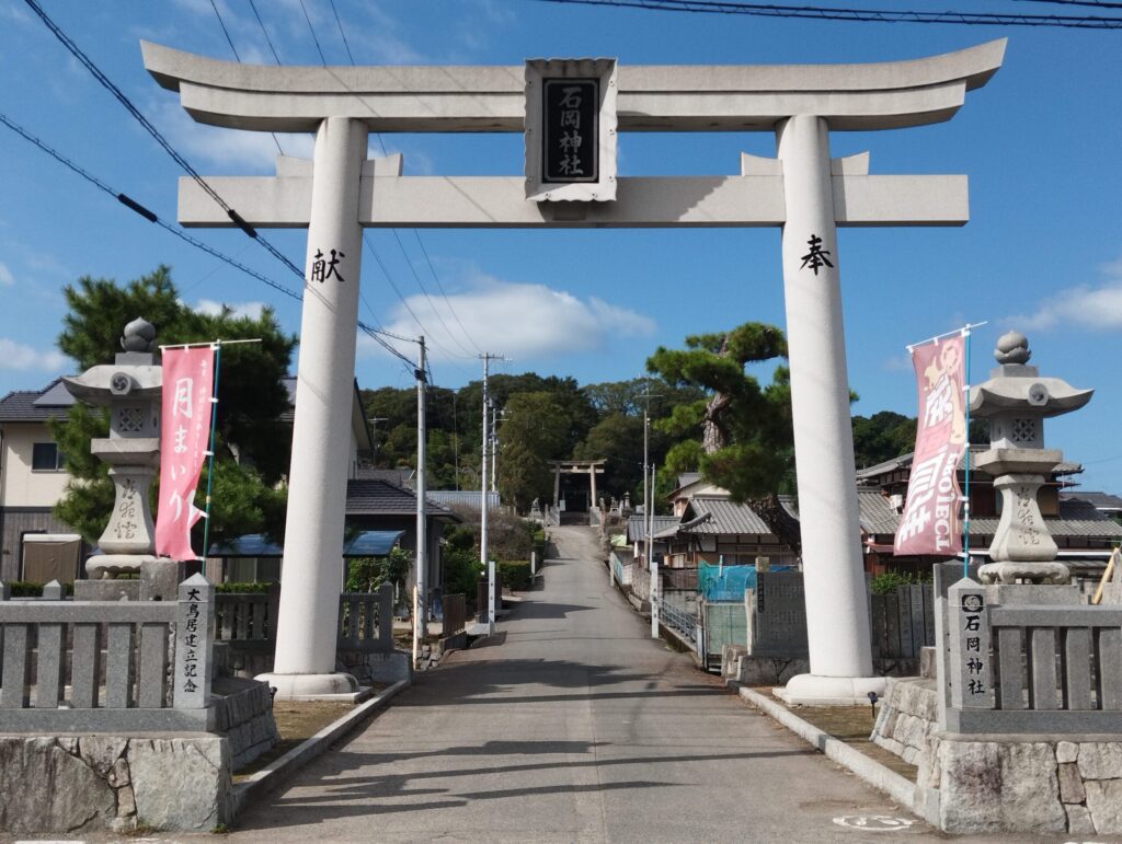 石岡神社　右三つ巴紋