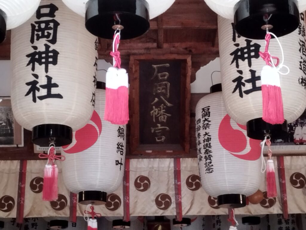 石岡神社　右三つ巴紋